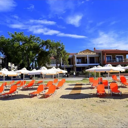 Dafni's Beachfront Luxury מלון דירות