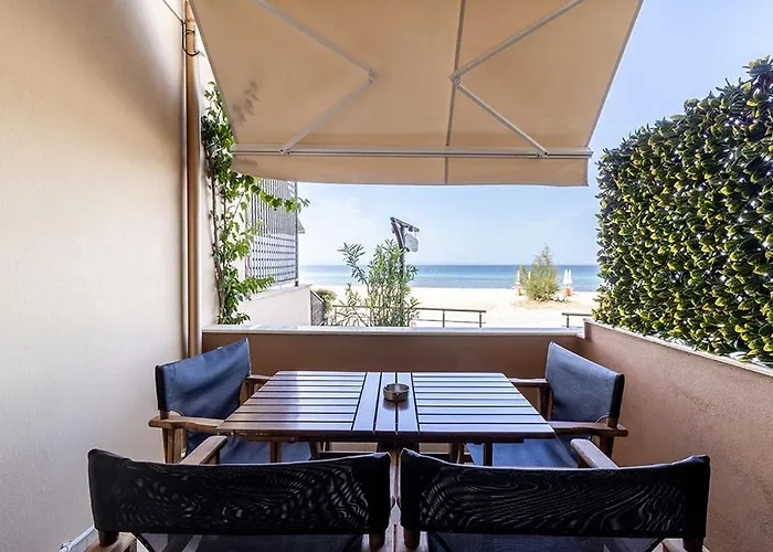 Dafni's Beachfront Luxury Hotel de apartamente