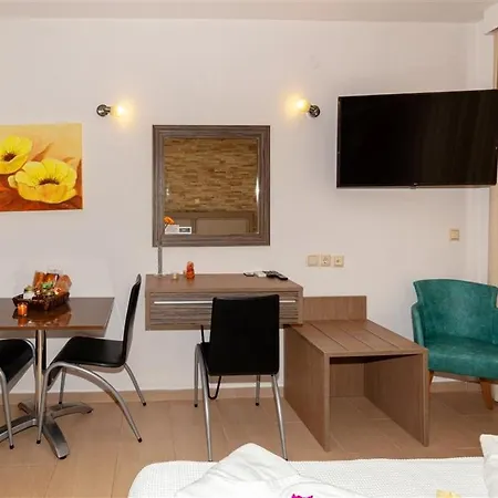 Dafni's Beachfront Luxury Апарт-отель *