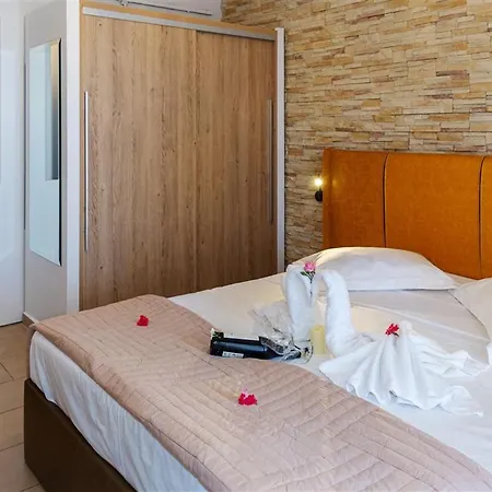 Dafni's Beachfront Luxury Апарт-отель Никити