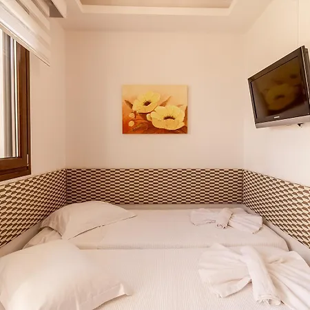 Dafni's Beachfront Luxury Aparthotel Nikiti (Sithonia)