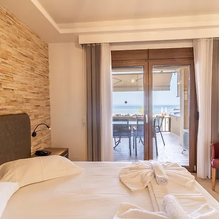 Dafni's Beachfront Luxury * Nikiti (Sithonia)