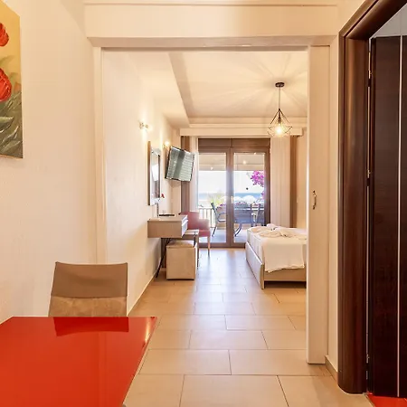 Dafni's Beachfront Luxury Aparthotel Nikiti (Sithonia)