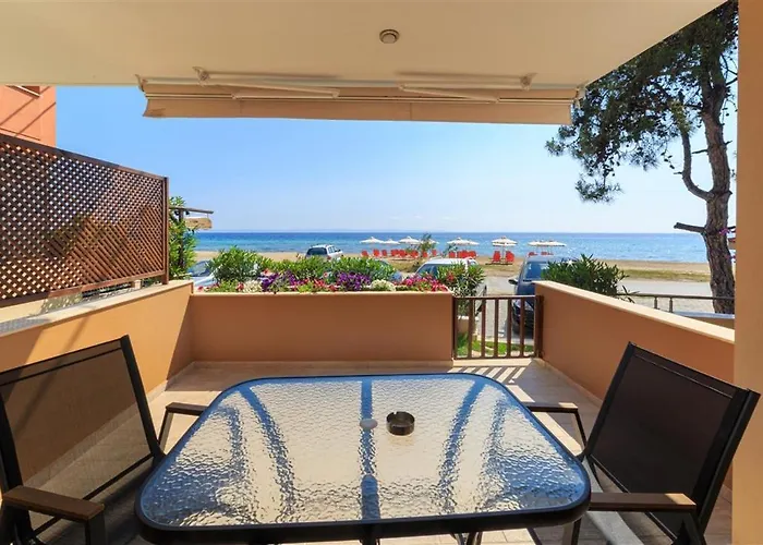 Dafni's Beachfront Luxury نيكيتي